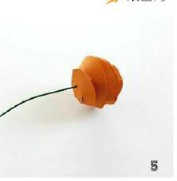 Illustration of how to make beautiful roses using simple cardboard