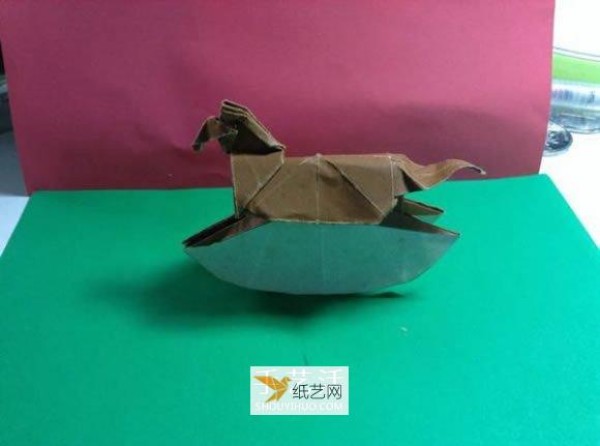 Tutorial on how to fold a wooden horse using origami