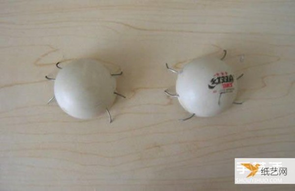 A simple craft method for young children to use table tennis balls to make seven-star ladybugs