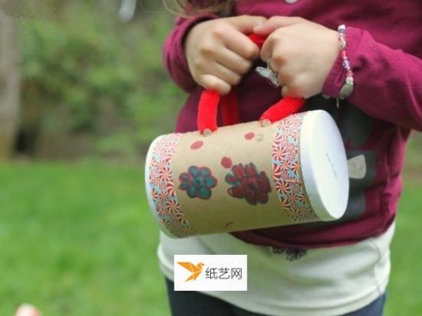 Kindergarten children make toy bags using waste paper boxes