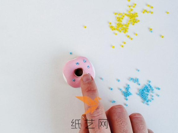 Super cute donut necklace tutorial made from super light clay