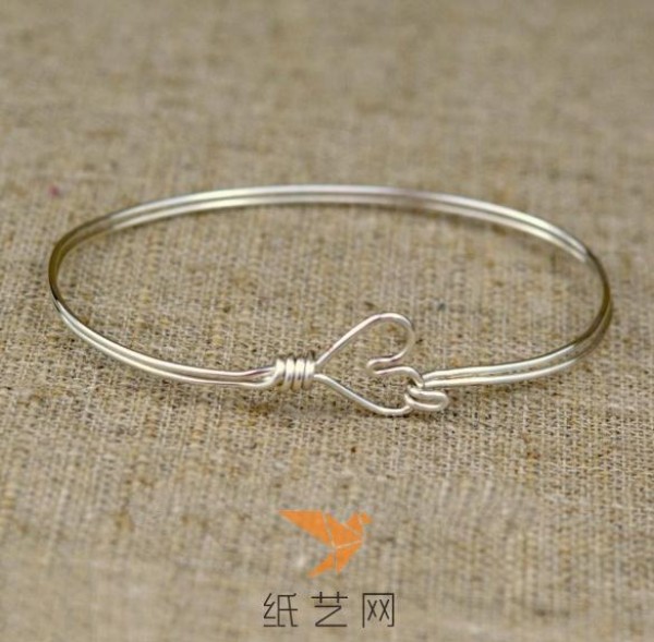 Tutorial on how to make an exquisite small heart-shaped wire bracelet