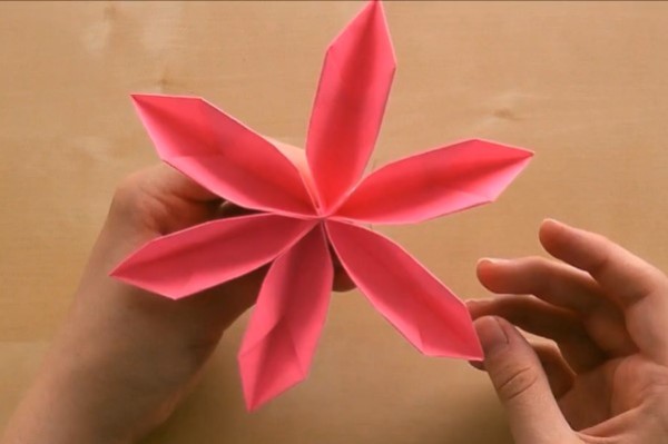 Origami video tutorial for simple combination of origami flowers