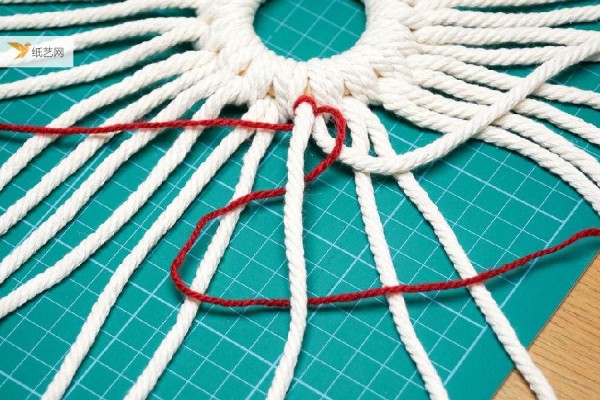 Tie a few knots in the rope and you’ll have a beautiful decoration! Detailed tutorial on rope crafting