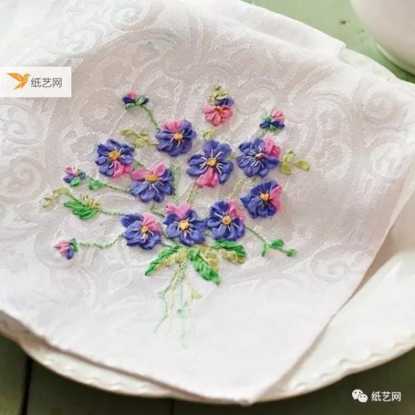 The flowers embroidered with beautiful ribbons are so beautiful! Tutorial attached!