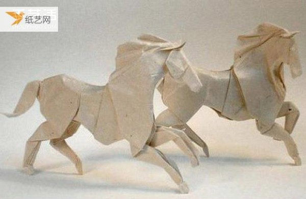 A very detailed illustrated tutorial on how to fold a three-dimensional paper horse by hand