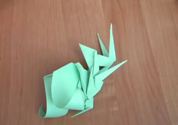 Origami video hand-making tutorial of three-dimensional origami angel