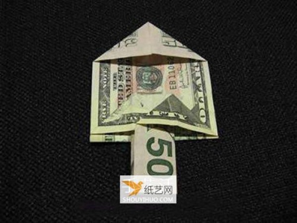 Illustration of how to fold a Christmas tree using dollars