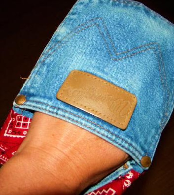 Using jeans waste to make small bags