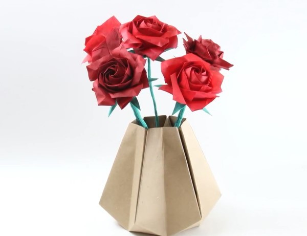 Origami video tutorial for a fresh and delicate origami vase