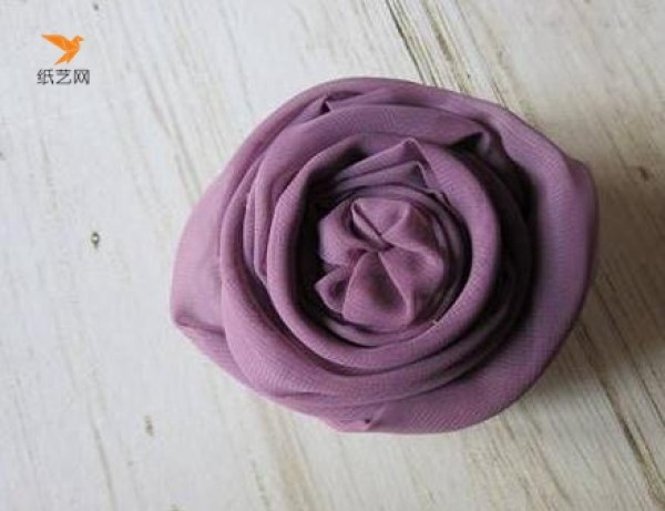 Elegant fabric flower brooch making tutorial illustration