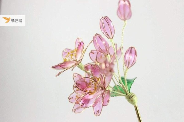 A piece of iron wire and a small box of flower-making liquid can make crystal clear flowers.