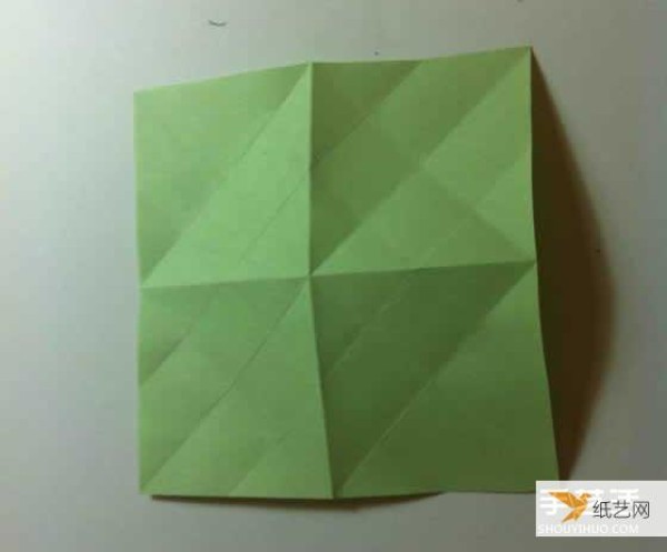 Illustration of how to fold a very creative four-leaf clover using a piece of paper