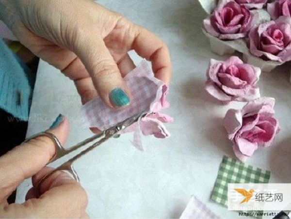 Handmade egg tray rose decoration method that can be used even at weddings