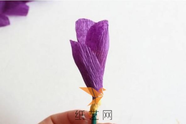 Tutorial on how to make artificial paper flowers that look like real ones