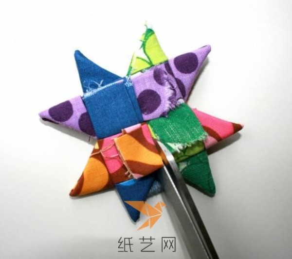 Tutorial on how to decorate fabric Christmas gift wrapping using origami