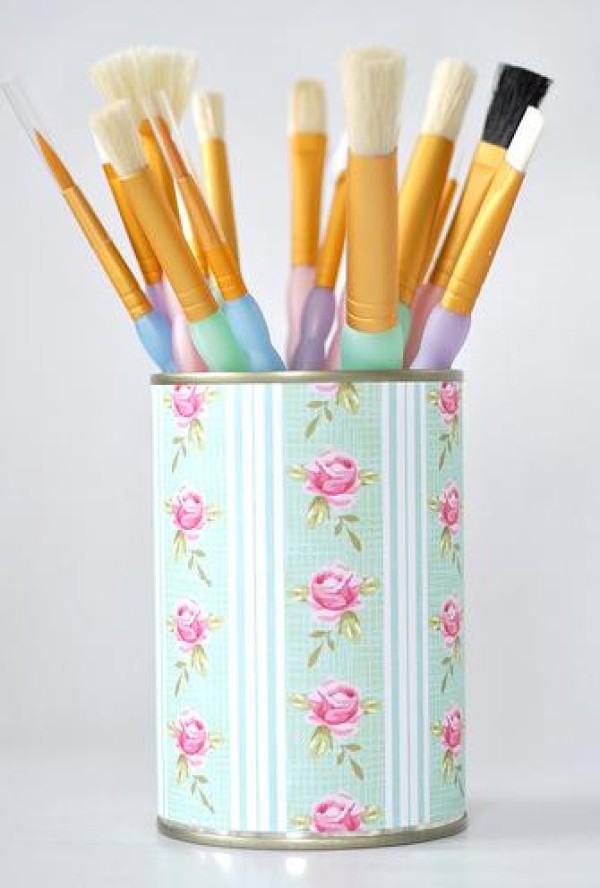 DIY tutorial on using empty cans to make beautiful and fresh pen holders