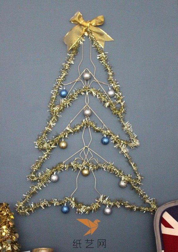 Tutorial on how to make a beautiful Christmas tree decoration using clothes hangers