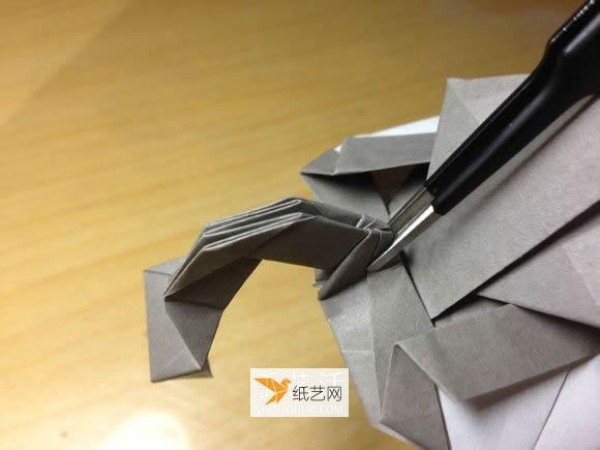 Illustration of the manual folding method of a small origami excavator