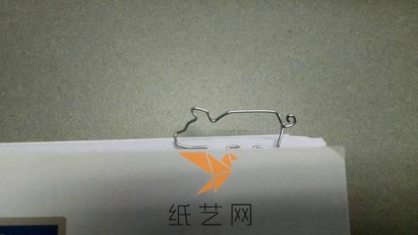 Tutorial on how to make a bookmark from a paper clip turned into a cute pig