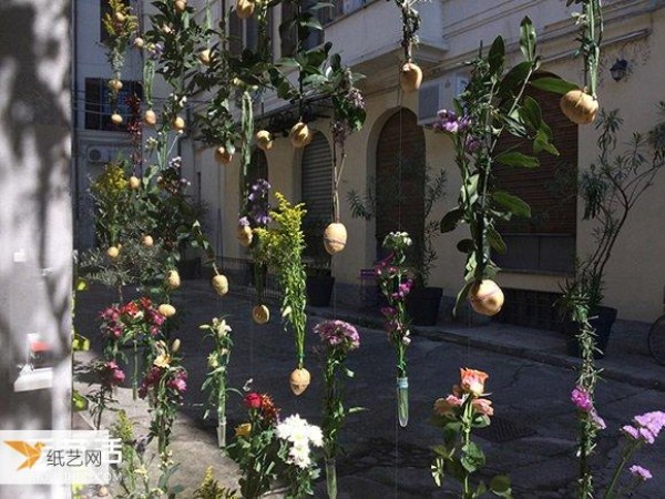 Milan designer woven 2,000 flowers into a curtain to decorate the exterior wall