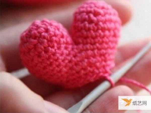 Share an illustrated tutorial on how to use crochet to make a three-dimensional heart