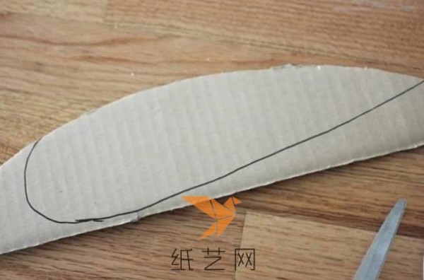 Use old cardboard waste to make a small airplane as a Children’s Day gift