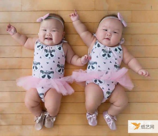 Photography of 8-month-old premature twin sisters of popular celebrities