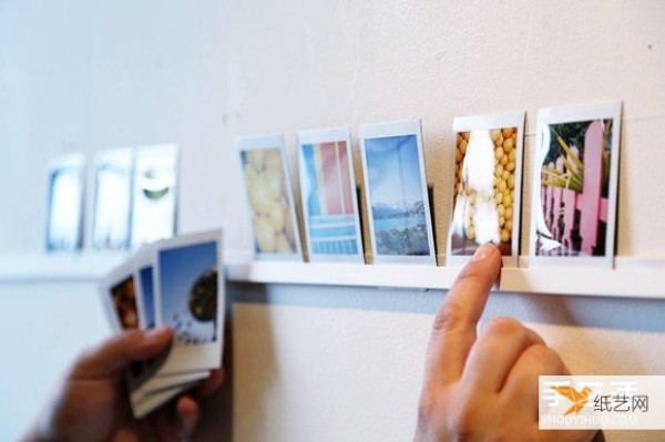 Use plastic strips to hand-make a unique plastic strip photo wall photo holder