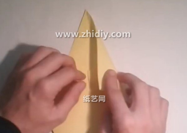 Video tutorial on how to fold a simple origami cat