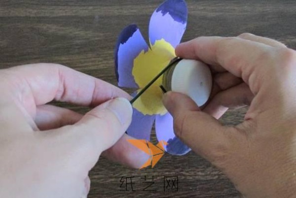 Tutorial on making plastic flowers for New Year decoration