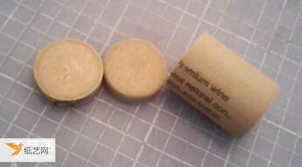 Tutorial on how to make handmade wine cork coasters using waste materials