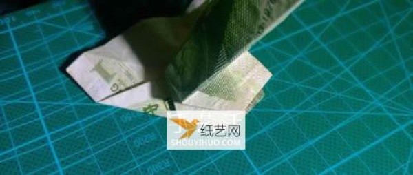 Illustration of how to fold a hexagonal badge using one-yuan banknotes