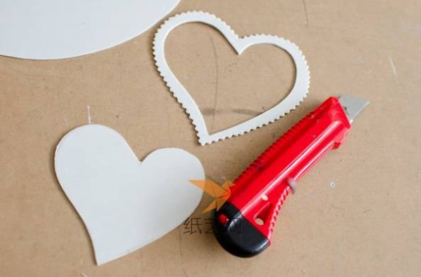 DIY illustrated tutorial for making hollow paper hearts for Valentine’s Day