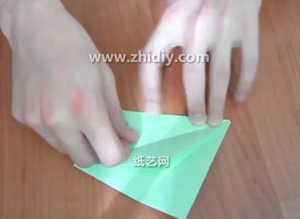 Origami video hand-making tutorial of three-dimensional origami angel