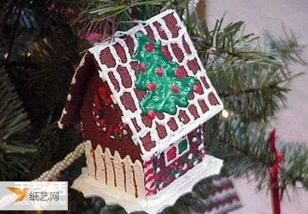 Illustration of how to make a super cute looking Christmas gingerbread house