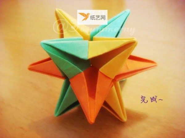 Illustrated tutorial for folding a beautiful Christmas star using origami