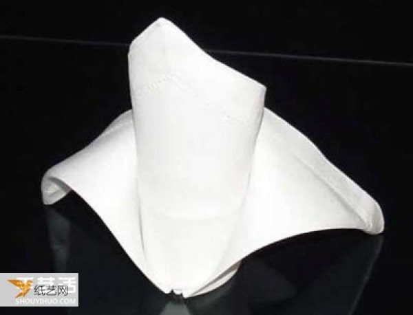 Illustrated tutorial for folding a napkin to create a simple and beautiful benefit crown