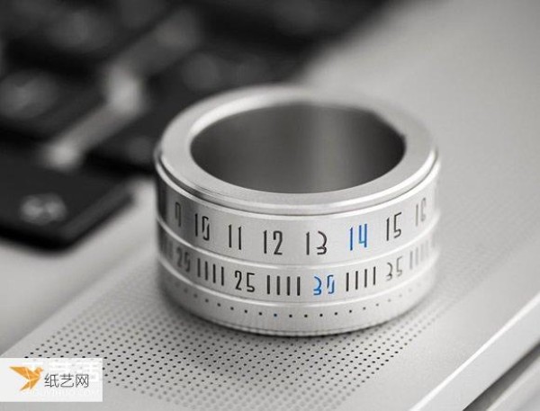 Time flows between your fingers! Disguised as a ring, the smallest watch in history