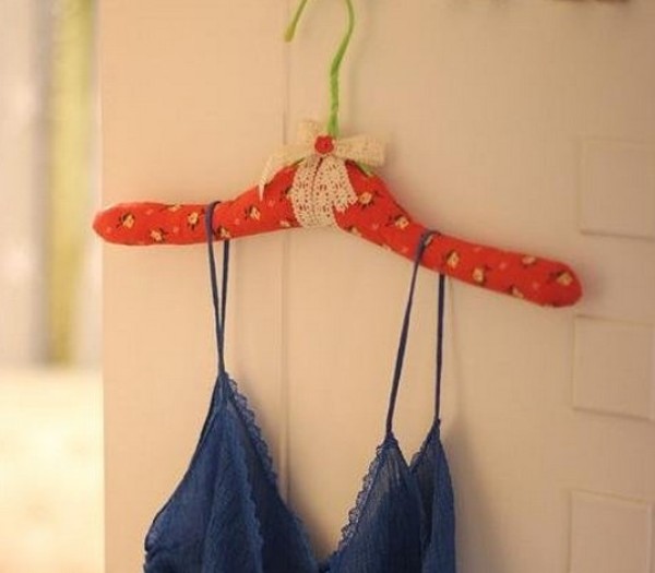 Tutorial on transforming old items into ordinary iron clothes hangers to make non-slip clothes hangers