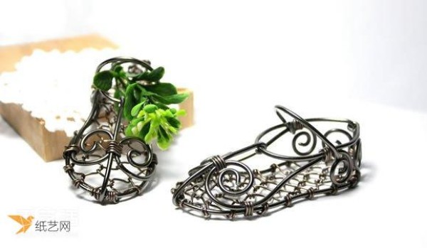 Illustrated tutorial on hand-making of wire embroidered shoe decorations that looks very beautiful