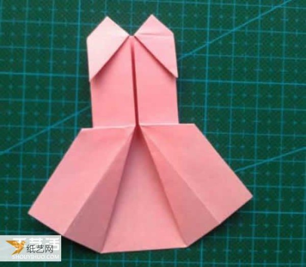 An illustrated tutorial on how to fold a simple origami skirt for children