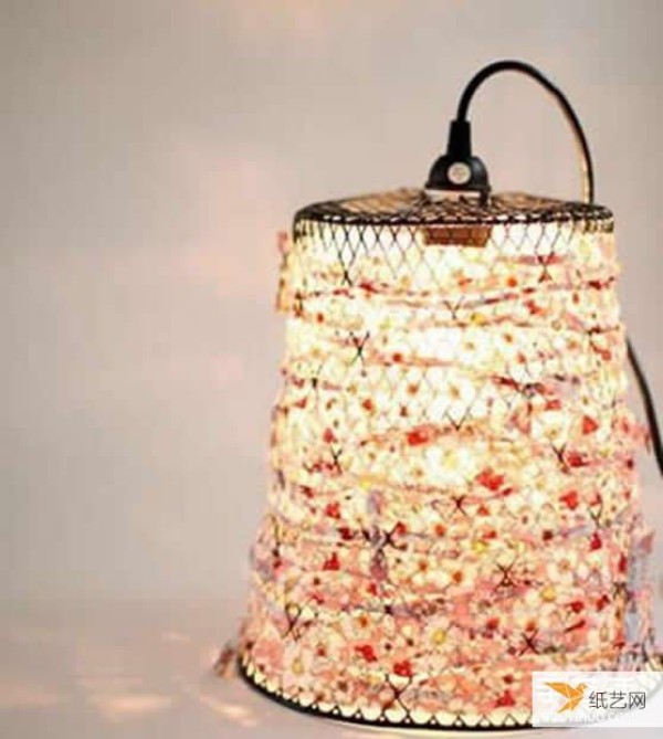 Use barbed wire trash can waste to make a personalized and beautiful lampshade