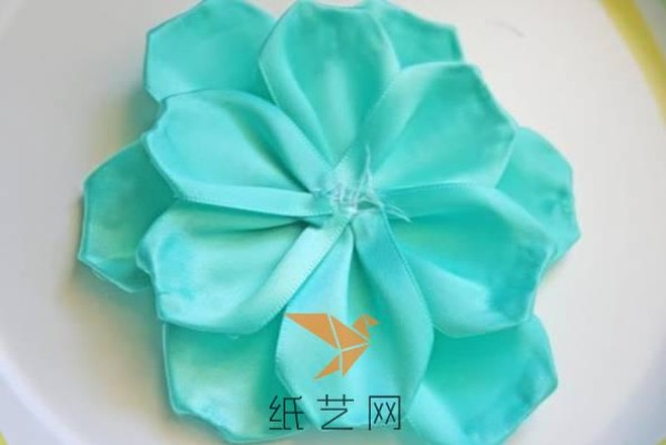 Tutorial on making Mother’s Day gift with large fabric flowers