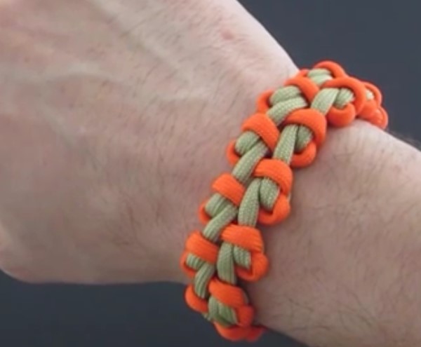 Tutorial on how to knit Chinese knotted finger knot bracelets