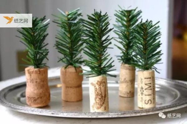 There are so many little crafts that can be done with the cork of a wine bottle! Come and learn!