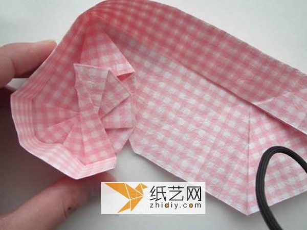 Illustrated tutorial on how to make a Valentine’s Day origami heart gift box