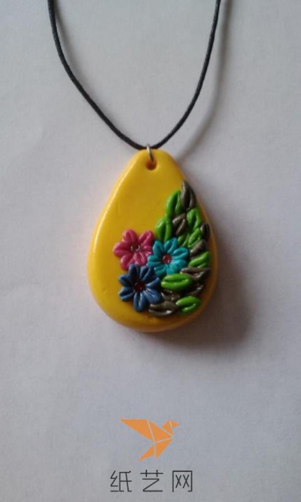 Tutorial on how to make a beautiful ultra-light clay flower necklace for New Year’s gift