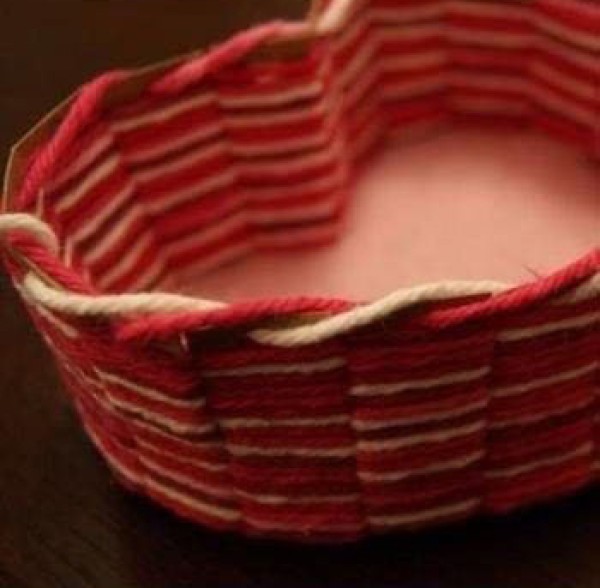 Storage basket weaving DIY creative handwork teaches you how to make a heart-shaped storage basket weaving tutorial illustration