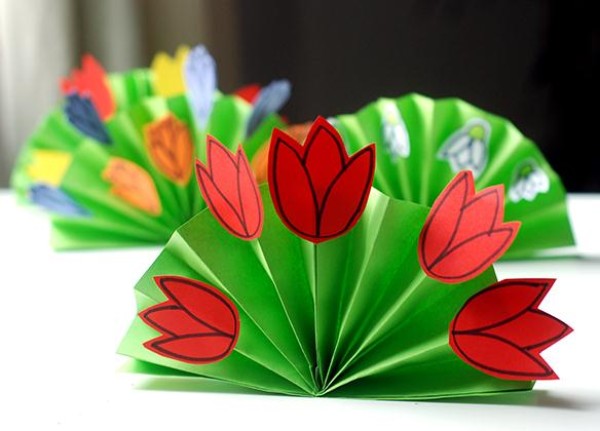 Tutorial on making origami flowers and plants for children